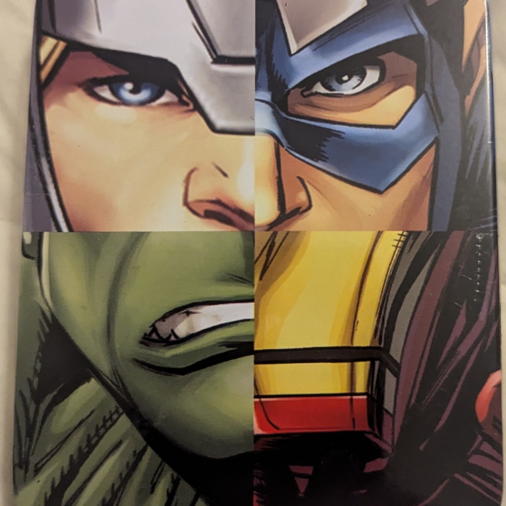 Marvel Avengers Comic Tin And Necklace